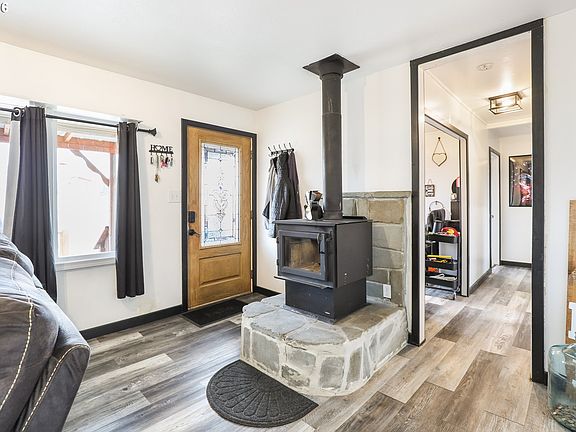 3rd image of 409 NE Court St