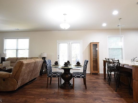 5th image of 305 Silverwood Dr