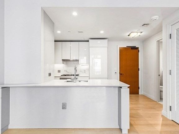 3rd image of 135 Seaport Blvd #532