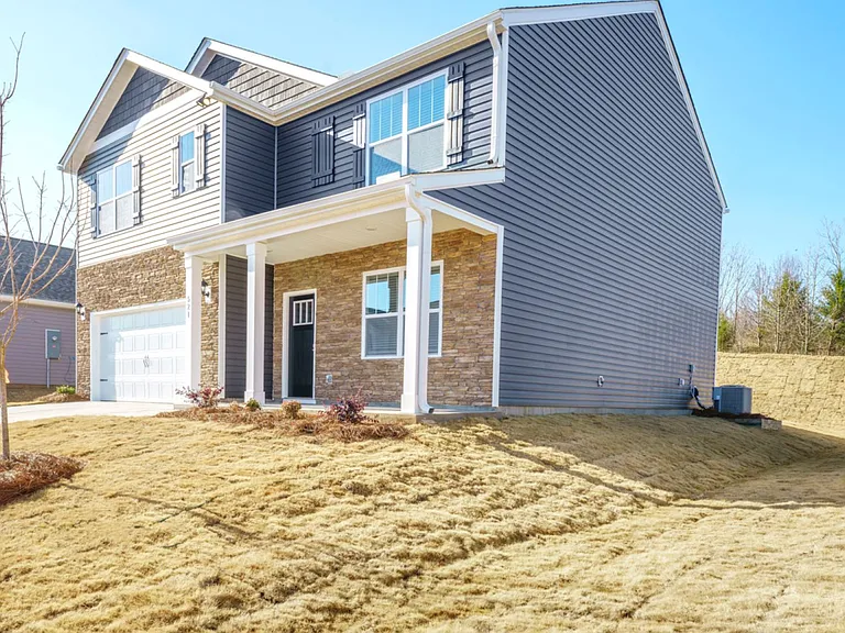 521 Grantham Dr — Photo 2