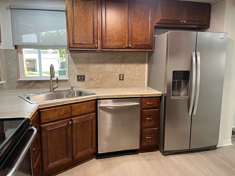 2425 Harden Blvd — Photo 13