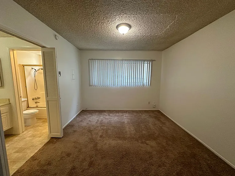 116 E Alhambra Rd — Photo 3