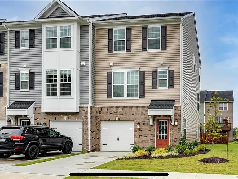 1335 Claytor Ln — Photo 3