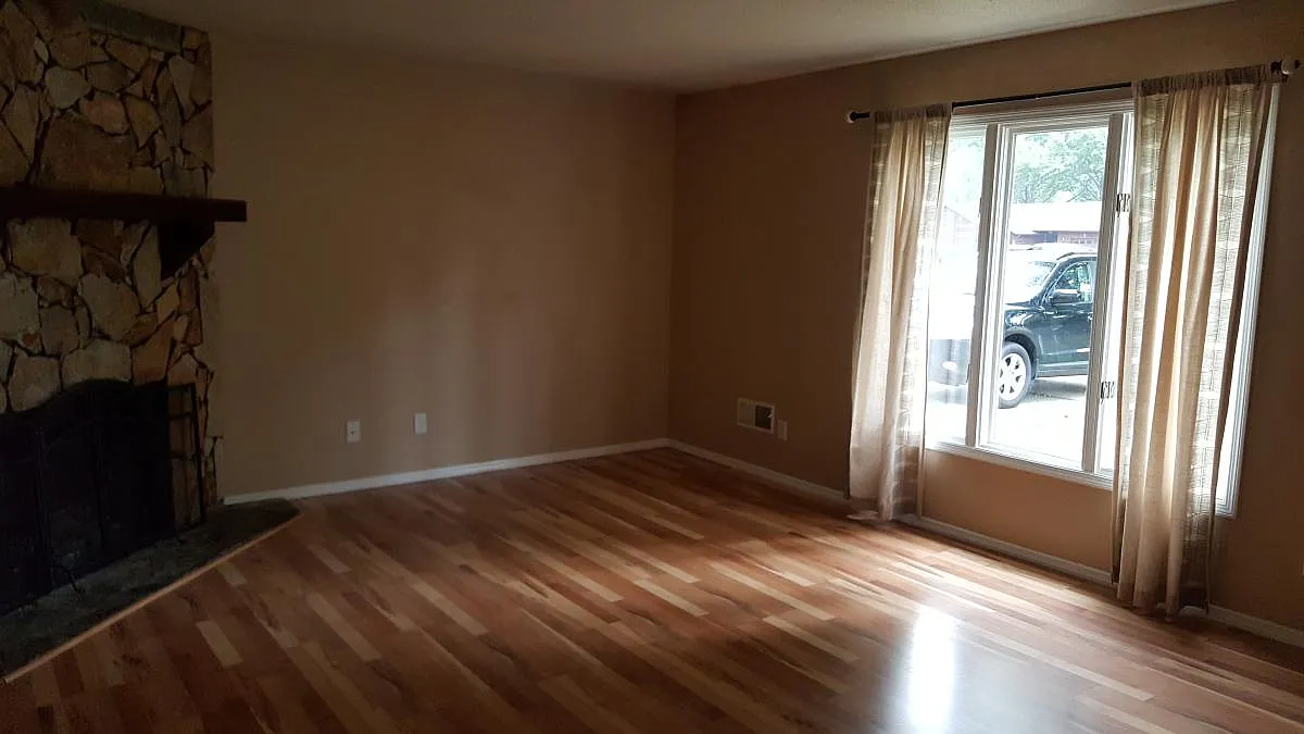 3 bed, 1.5 bath, 1050 sqft, $1,300 — Photo 2