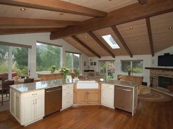 25090 Mulholland Hwy, Calabasas, CA 91302