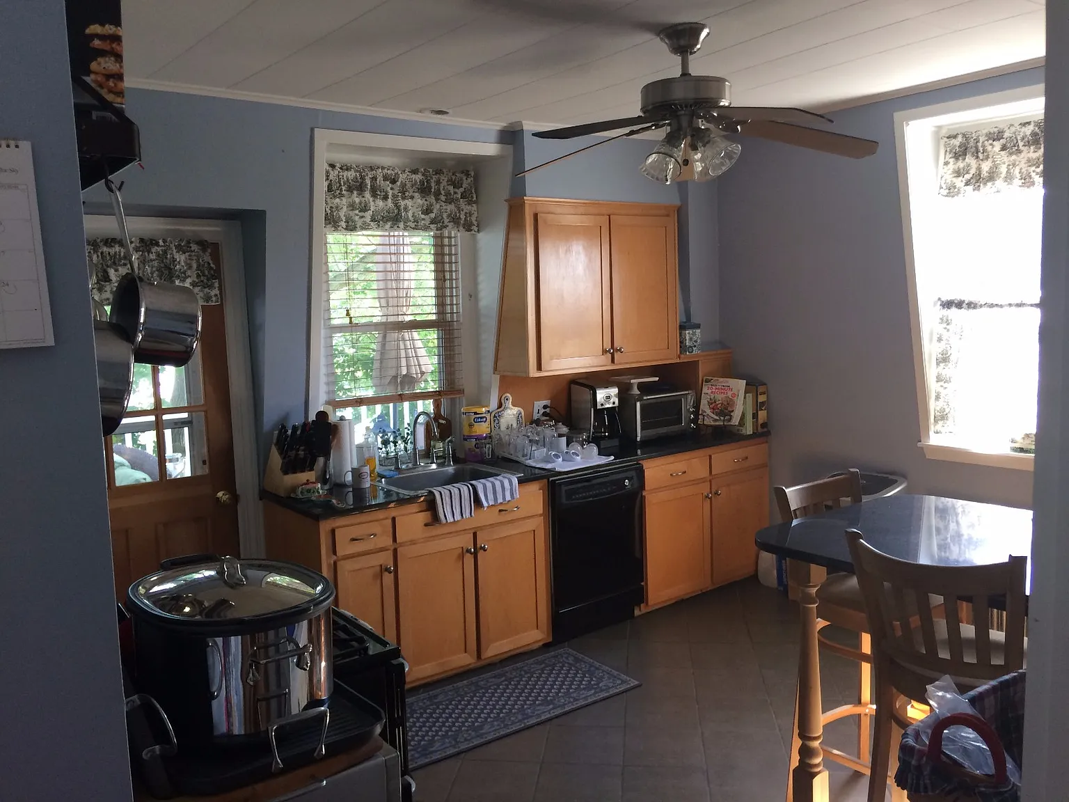 2 bed, 1.0 bath, 9999 sqft, $2,600 — Photo 3