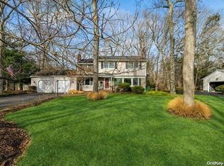 21 Flamingo Dr, Smithtown, NY 11787