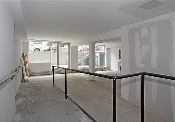 3rd image of 215 E 81st St
