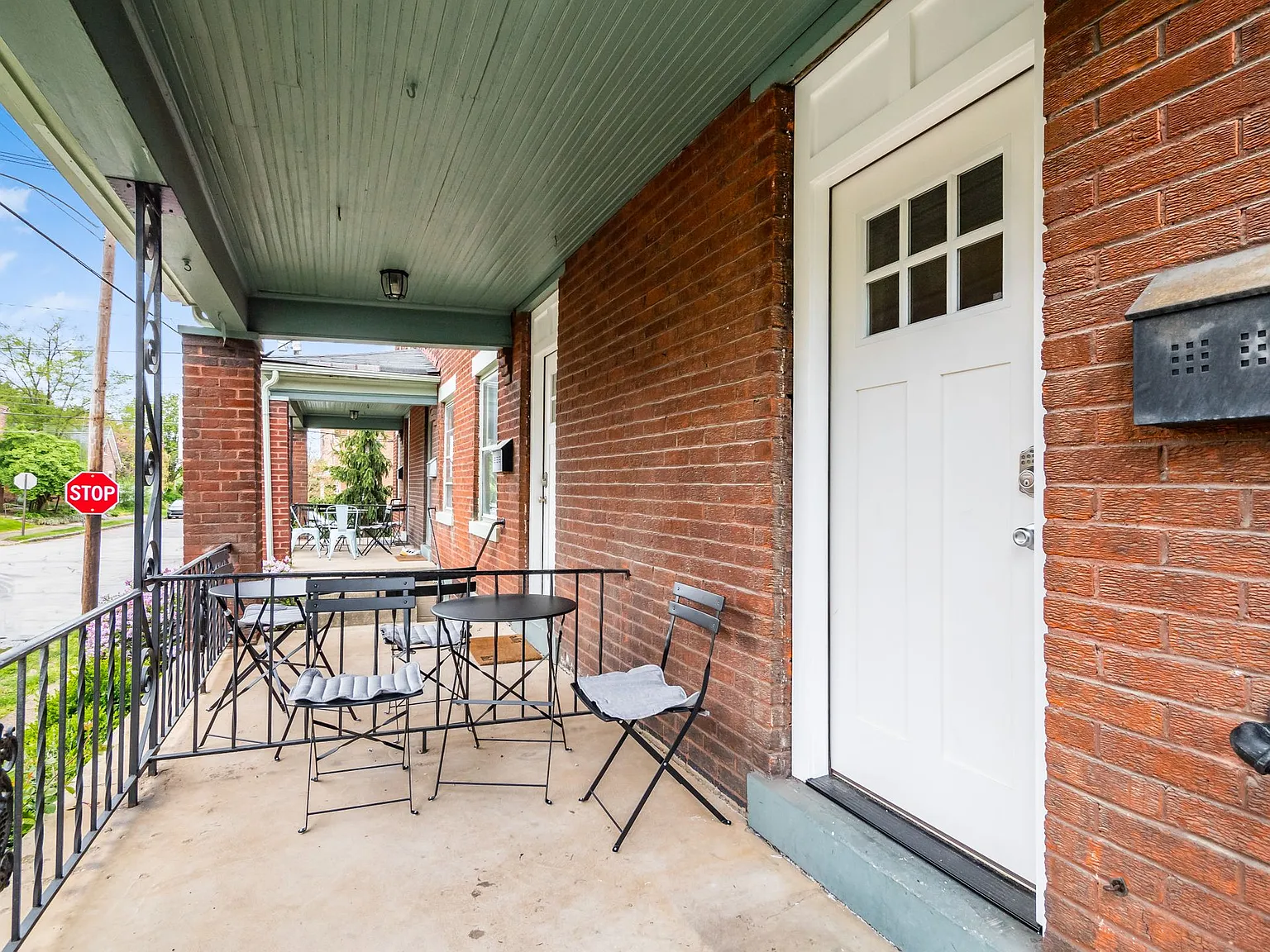 2 bed, 1000 sqft, $1,750 — Photo 2