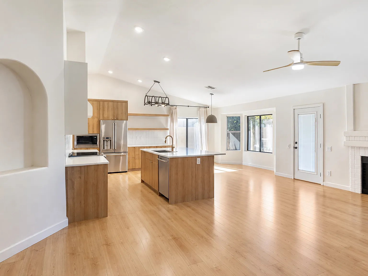 3 bed, 1472 sqft, $3,300 — Photo 2