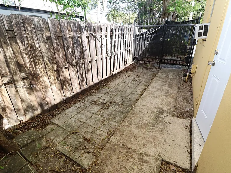 1341 NE 5th Ter #3 — Photo 22