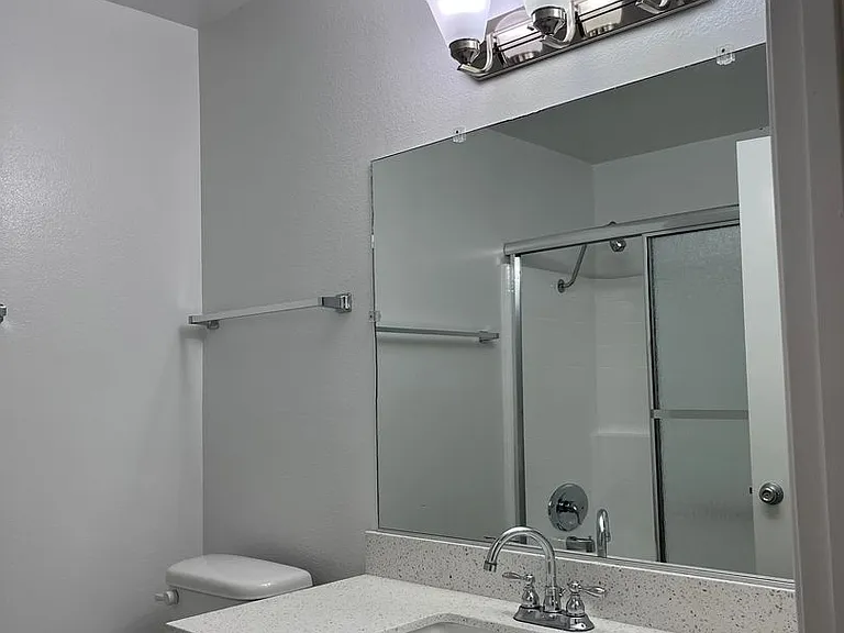 2475 Corinth Apartments — Photo 14