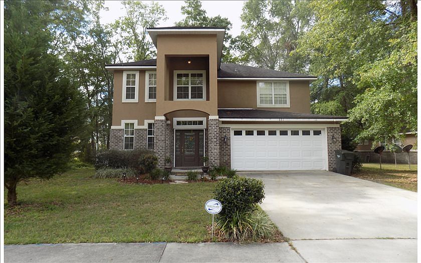 1st image of 651 SW Bellflower Dr