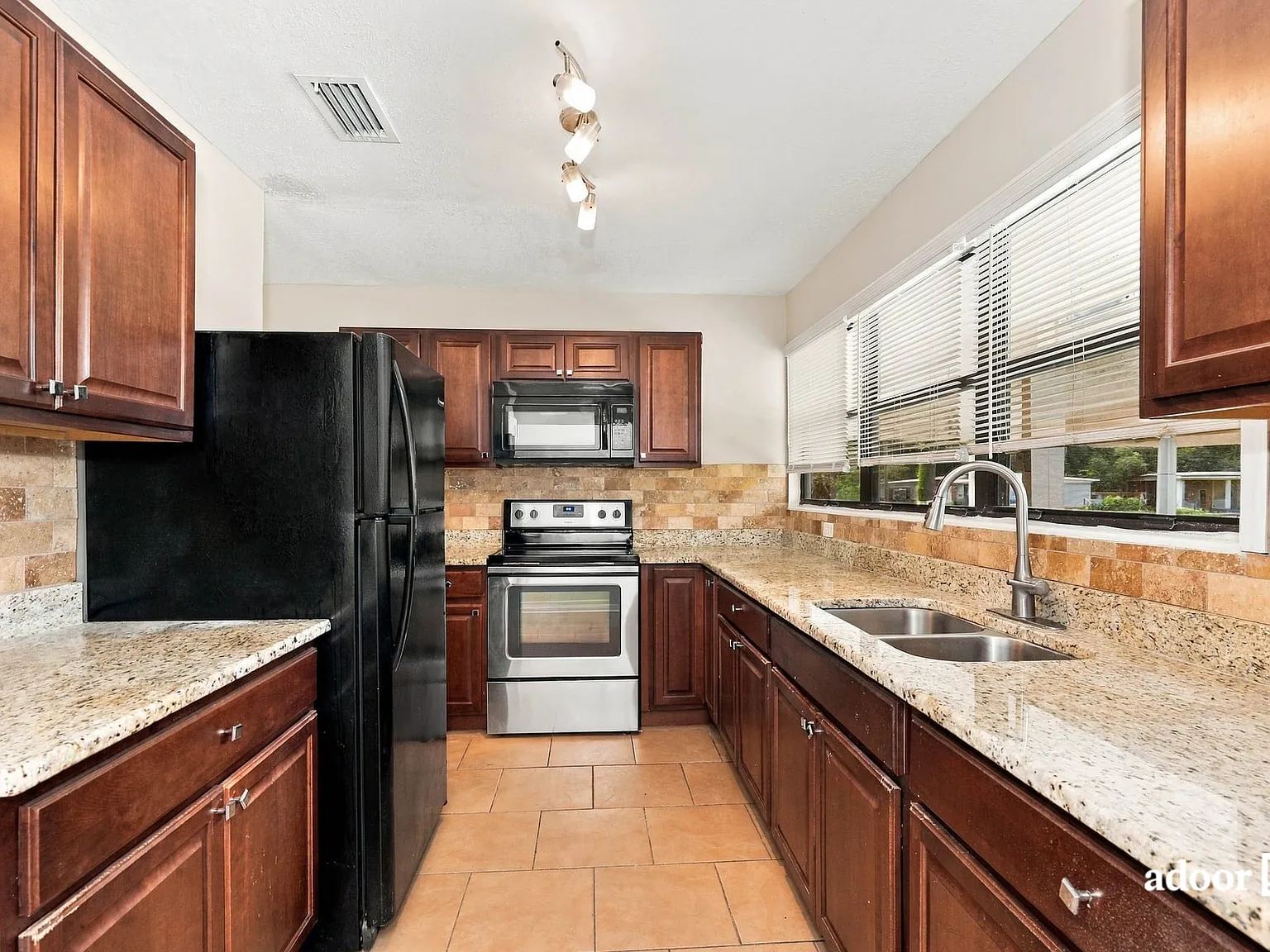 4 bed, 1.5 bath, 1320 sqft, $1,595 — Photo 3