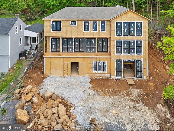 4th image of 810 Maple Ln