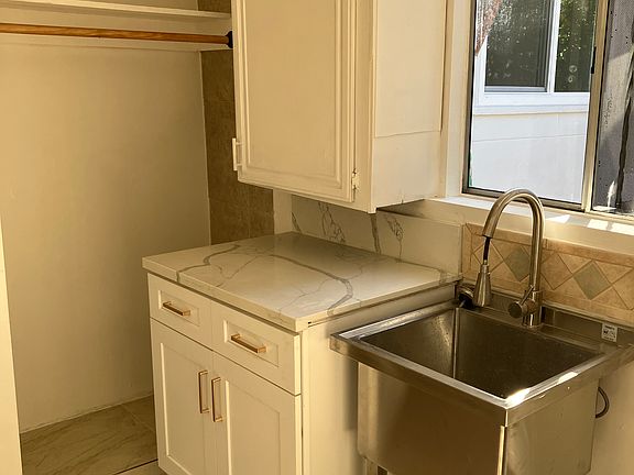 3rd image of 4765 1/2 Auburn Dr