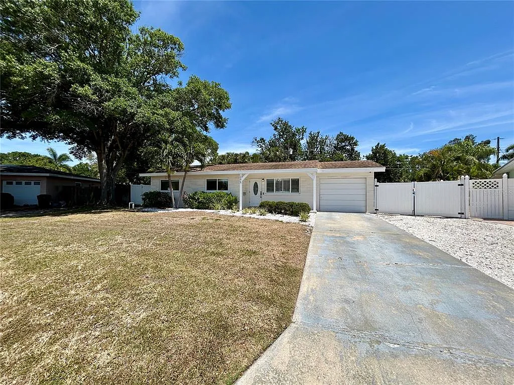 3 bed, 2.0 bath, 1052 sqft, $3,000 — Photo 1