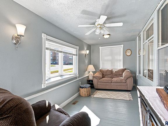 3rd image of 607 N Summit Ave