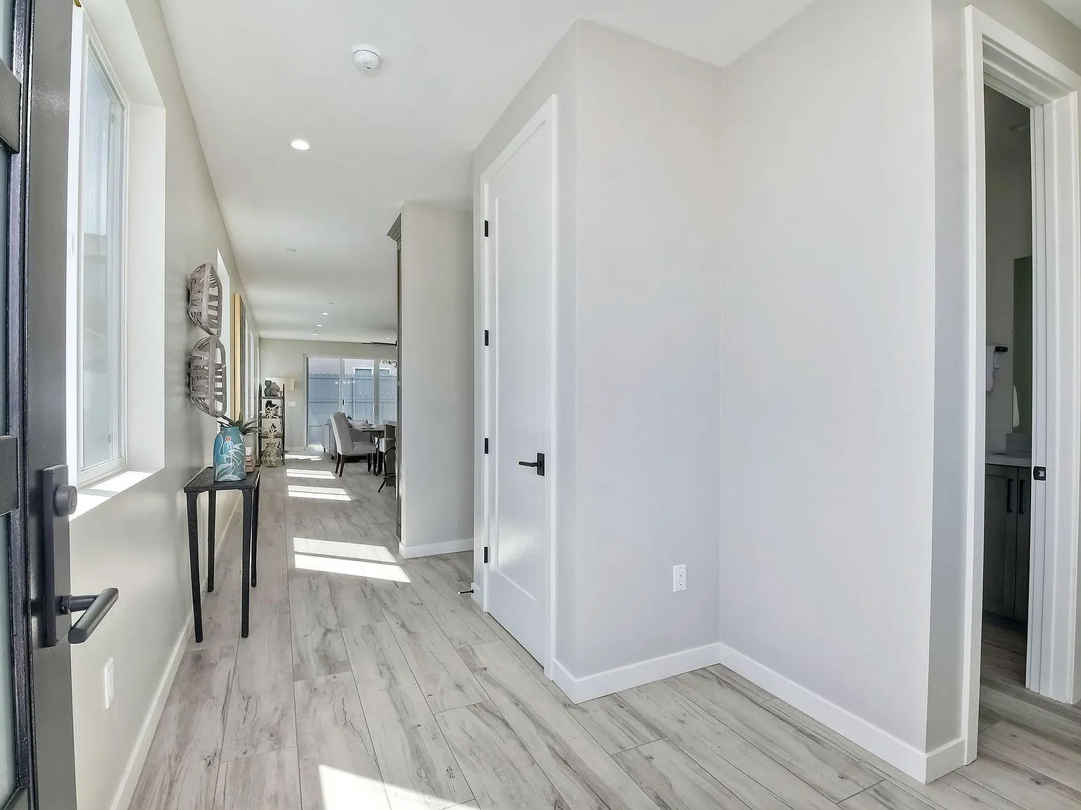 3 bed, 3.5 bath, 1965 sqft, $5,500 — Photo 4