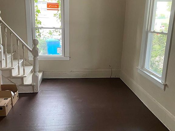 3rd image of 916 7th St NW #916