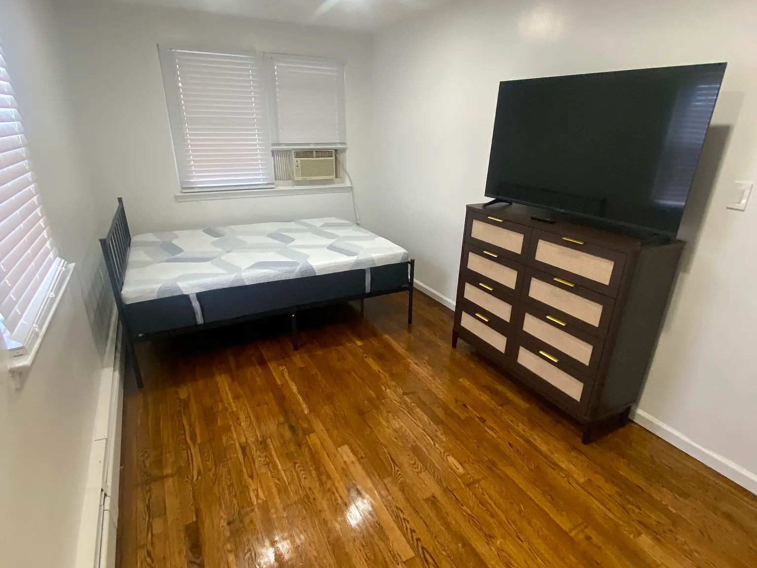 3 bed, $1,400 — Photo 2
