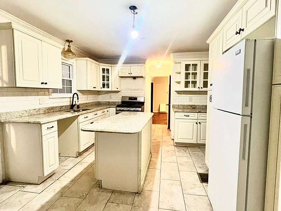 3rd image of 129 Linden Ln