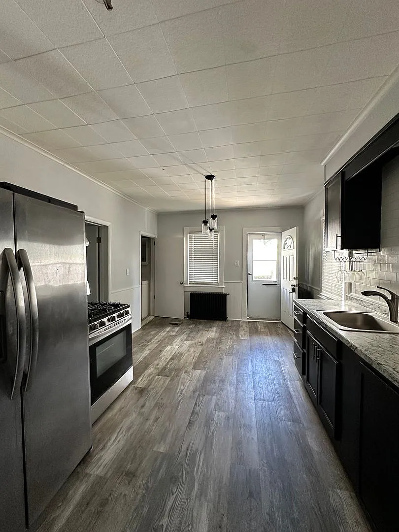 641 E Elm St — Photo 2