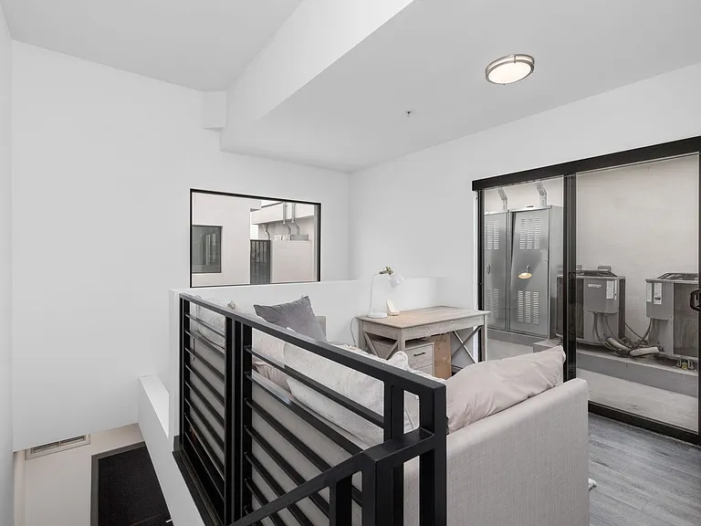 545 N Kenmore Ave — Photo 16