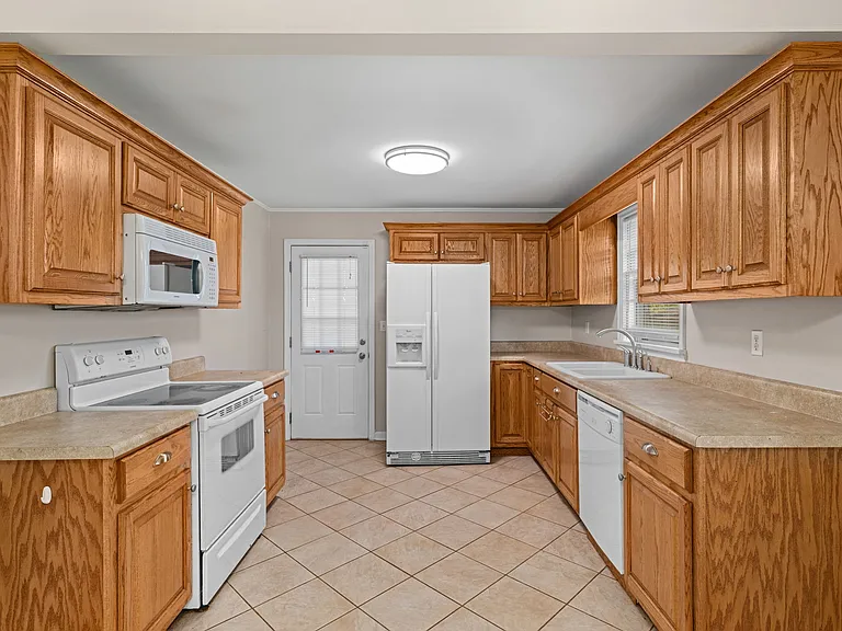 612 Eason Ave — Photo 9
