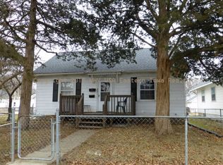 886 Center Point Rd NE, Cedar Rapids, IA 52402