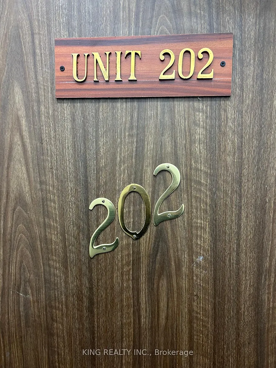 Photo 1 of 9 - 2 Elm Grove Ave #202 - Toronto, ON Primary Photo - 2 Elm Grove Ave #202