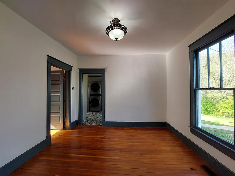 203 Riverside Dr — Photo 12