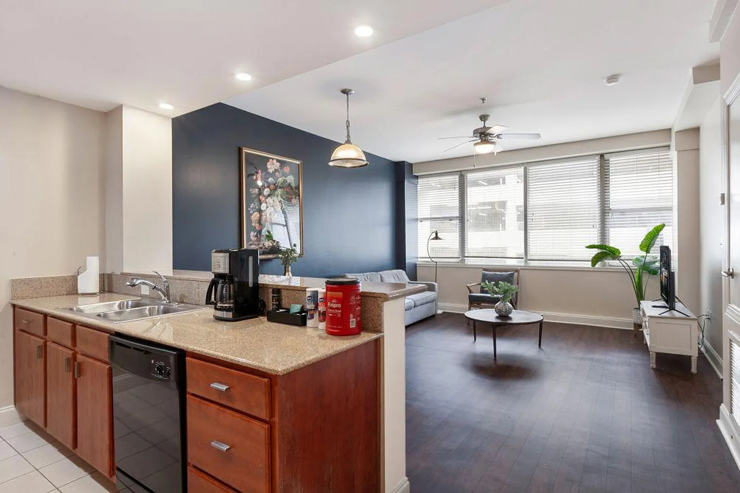 1 bed, 2.0 bath, 430 sqft, $4,218 — Photo 3