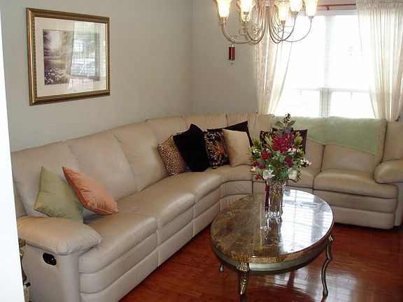 Formal living or dining room