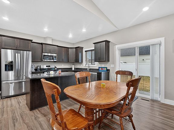 5th image of 611 Rustic Rd