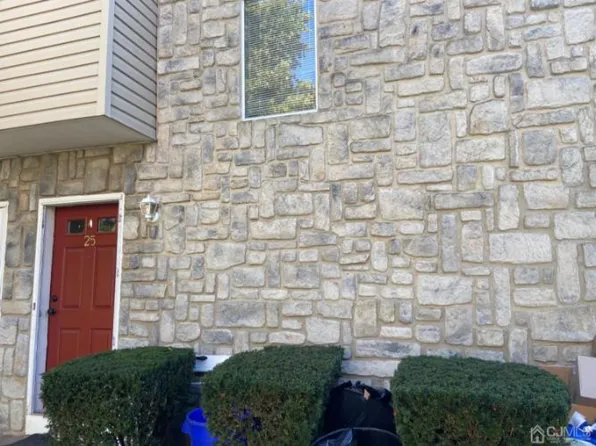 25 Farnham Sq, Parlin, NJ 08859