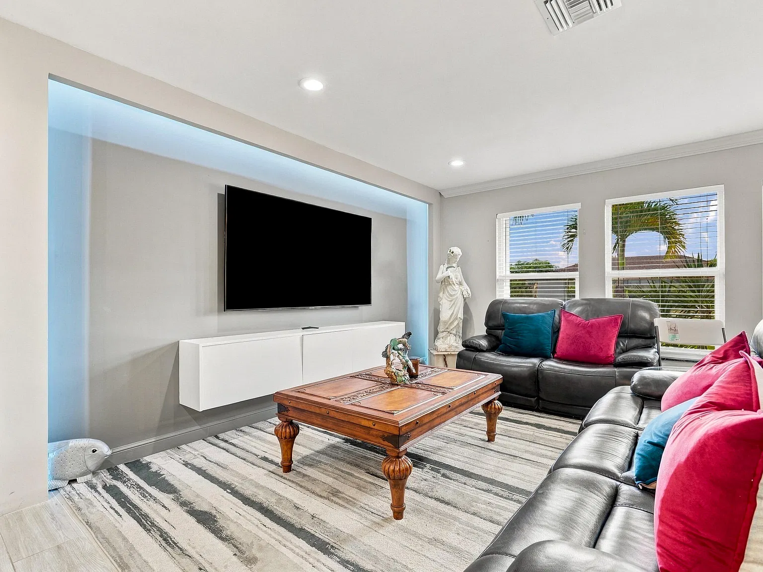 3 bed, 2.0 bath, 2174 sqft, $7,750 — Photo 4