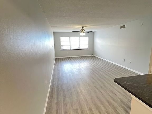 4th image of 2045 Hyde Park St #2023-04