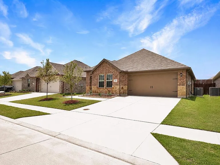 2907 Hadley Dr — Photo 3