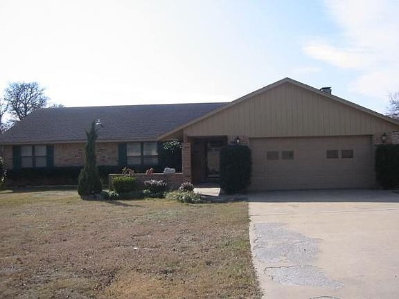 3rd image of 654 Lakeshore Dr