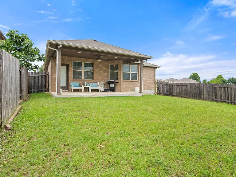 928 Myrna Bnd — Photo 26
