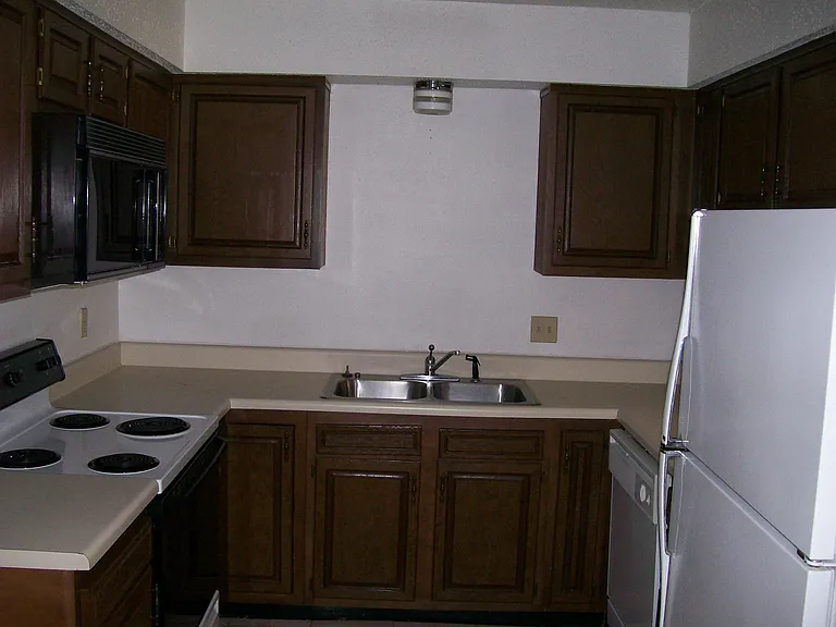 600 Lotus Dr N — Photo 3