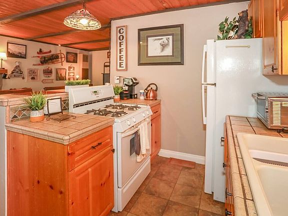 3rd image of 843 Leonard Ln