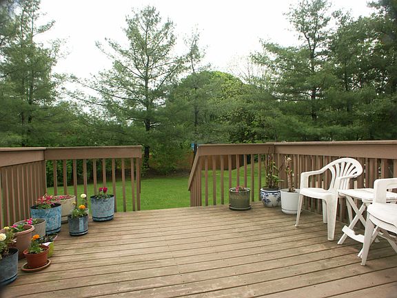 SPACIOUS TREX DECK