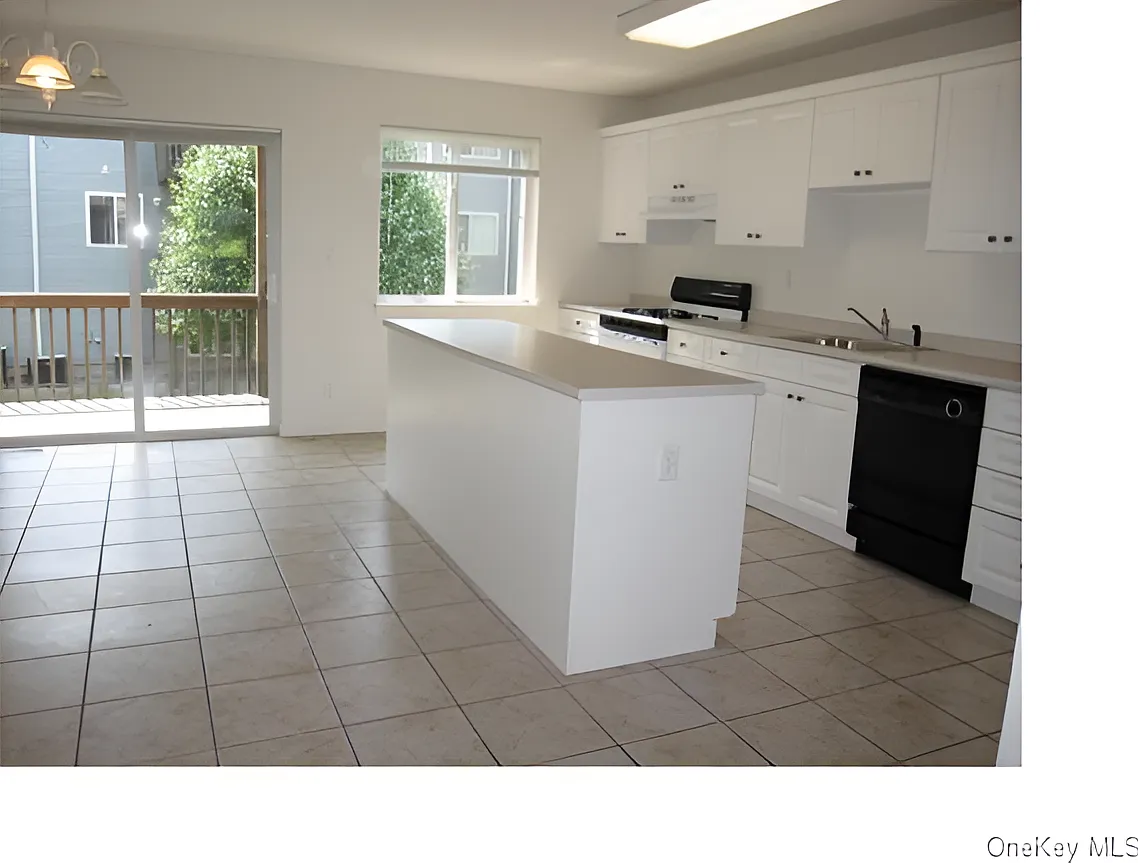 College Ave, Nanuet — Photo 2