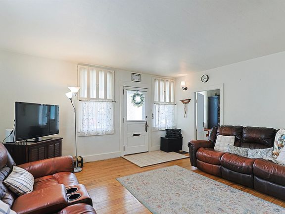 4th image of 207 W 12th St