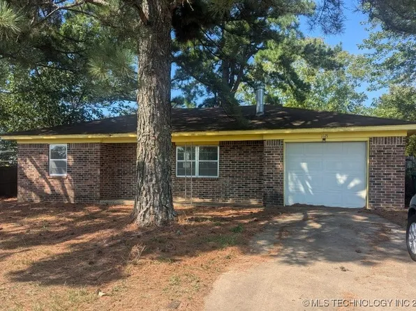 1121 N Maple St, Sallisaw, OK 74955