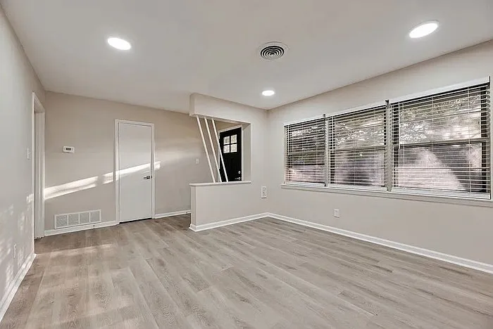 5 bed, 3.0 bath, 3016 sqft, $3,000 — Photo 3