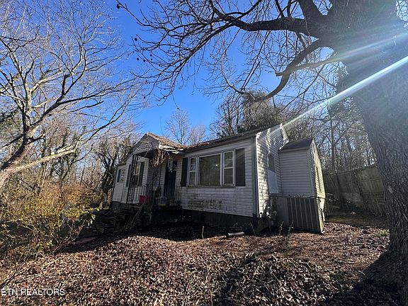 3rd image of 230 Leslie St