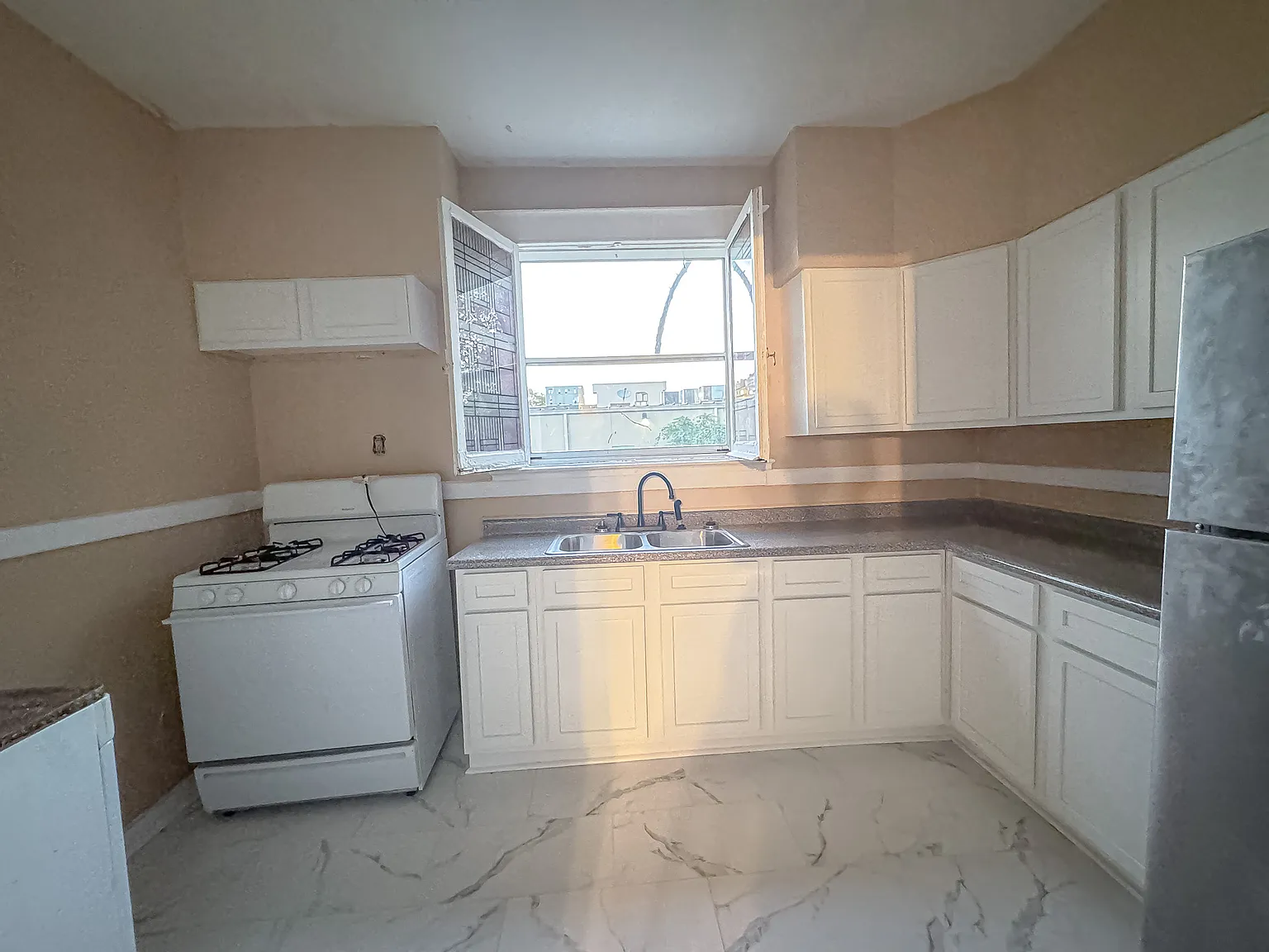 2 bed, 950 sqft, $875 — Photo 2
